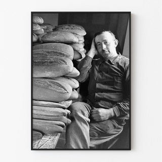 Affiche Debarquement Normandie - Un civil assis devant une table recouverte de pains