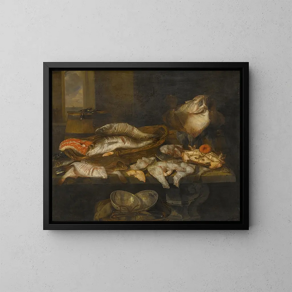 Natuurschilderij met zalm, plie, krab en andere vissen gerangschikt op een tafel, uitzicht op de zee daarachter - Abraham van Beijeren — ingelijst kunstwerk aan de muur