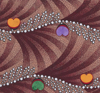 Design textile avec des bandes ondulantes horizontales de perles avec des faisceaux de perles et des cœurs alternés sur un fond d'écailles superposées alternées - Anonymous