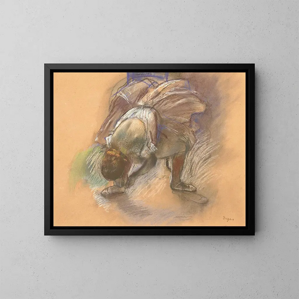 Danseuse die haar schoen aanpast - Edgar Degas — ingelijst kunstwerk aan de muur