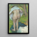 Jong meisje dat zich aankleedt - Edgar Degas — ingelijst kunstwerk aan de muur