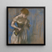 Vrouw die haar korset draagt - Edgar Degas — ingelijst kunstwerk aan de muur