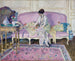 Vrouw zittend op een bank in een interieur - Frederick Carl Frieseke — weergave van het kunstwerk