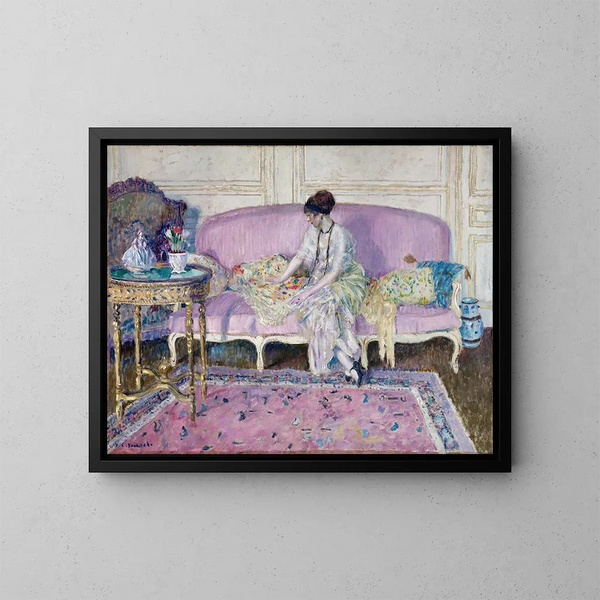 Vrouw zittend op een bank in een interieur - Frederick Carl Frieseke — ingelijst kunstwerk aan de muur
