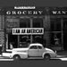 Ik ben een Amerikaanse door Dorothea Lange | Zwart-wit fotodecoratie