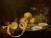 Natuurschilderij met stilleven op tafel met twee oesters op een tinnen bord, een glas wijn, een gedeeltelijk gepelde citroen en een assortiment fruit - Joris van Son — weergave van het kunstwerk
