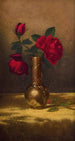 Rode rozen in een Japanse vaas op een gouden fluwelen stof - Martin Johnson Heade — weergave van het kunstwerk