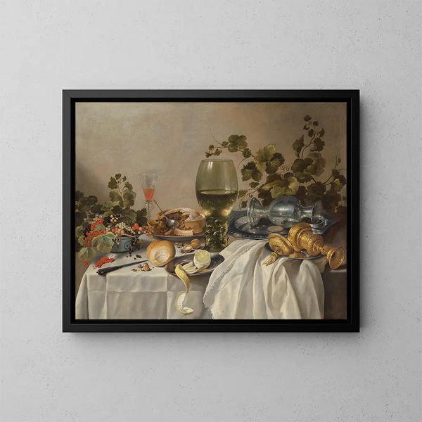 Kleine ontbijttafel of zilverwerk en glaswerk op een gedrapeerde tafel met wijnstokken, fruit en gebak - Pieter Claesz — ingelijst kunstwerk aan de muur
