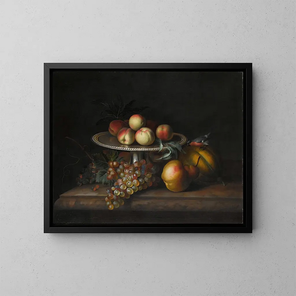 Pêches sur une tazza en argent avec des raisins, une poire, un melon et un oiseau sur un rebord en marbre - Tobias Stranover — ingelijst kunstwerk aan de muur