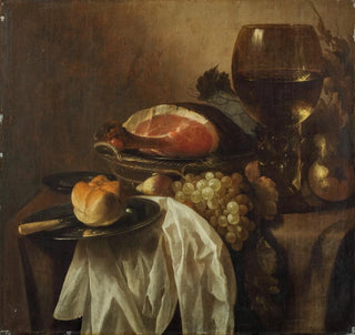 Un plat en étain avec un couteau et un petit pain, un panier en osier avec un morceau de jambon, des raisins et une poire, un roemer de vin sur une table partiellement drapée - Cornelis Kruys