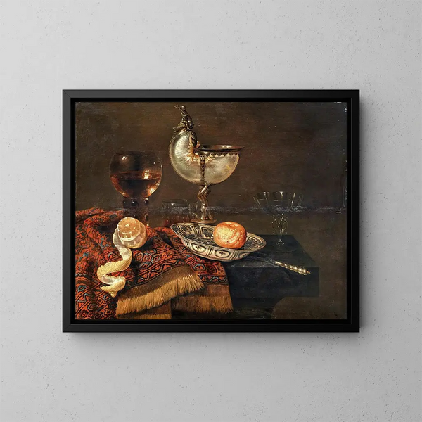 Een clementine in een porseleinen kom, een nautilus kopje, een roemer, twee glazen, een mes, een geschilde citroen op een versierde tapijt, op een tafel. - Willem Claesz Heda — ingelijst kunstwerk aan de muur