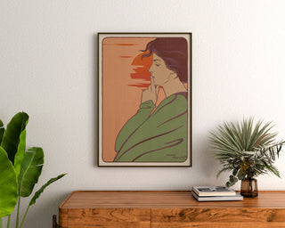 Art-nouveau poster – L’Heure du silence – Henri Meunier, ingelijst boven een houten dressoir tussen planten.