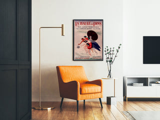 Vintage Bretagne-poster – La Baule-les-Pins, ingelijst in een woonkamer met een oranje fauteuil en een vloerlamp.