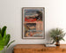Vintage Bretagne-poster – Plages de Bretagne, spoorwegen, ingelijst boven een houten ladekast, tussen planten.