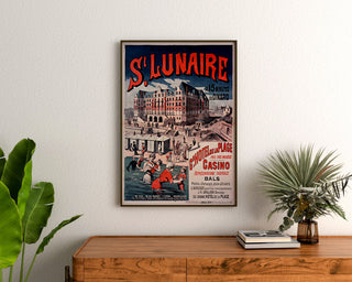 Vintage poster Bretagne – Saint-Lunaire, zeebaden, ingelijst boven een houten ladekast, tussen planten.