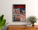 Vintage poster Bretagne – Saint-Lunaire, zeebaden, ingelijst boven een houten ladekast, tussen planten.