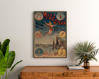 Vintage circusposter Miss Stena, afdaling van Absalon, ingelijst boven een houten dressoir, tussen planten.
