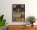 Vintage circusposter Miss Stena, afdaling van Absalon, ingelijst boven een houten dressoir, tussen planten.