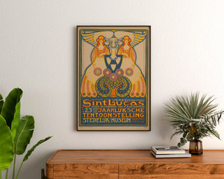 Tentoonstellingsposter – Sint Lucas, 1916 – Albert Hahn, ingelijst boven een houten dressoir tussen planten.