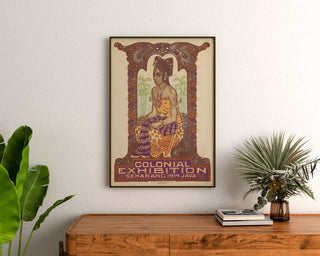 Historische poster – Koloniale tentoonstelling Semarang, 1914, ingelijst boven een houten dressoir tussen planten.