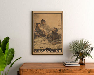 Historische poster – L’Alcool tue – Eugène Burnand, ingelijst boven een houten dressoir tussen planten.
