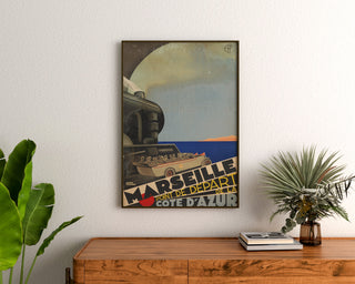 Vintage Marseille – Côte d’Azur – Roger Broders, ingelijst boven een houten dressoir tussen planten.
