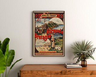 Vintage Normandië-poster – Normandië en Bretagne — chemins de fer de l’Ouest, ingelijst boven een houten ladekast, tussen planten.