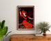 Vintage reclameposter Absinthe Ducros, ingelijst boven een houten dressoir, tussen planten.