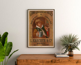 Vintage reclameposter Brasserie des Saules, Bar-le-Duc, ingelijst boven een houten dressoir, tussen planten.