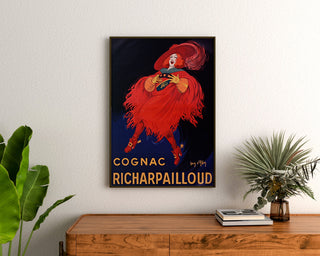 Vintage reclameposter Cognac Richarpailloud, ingelijst boven een houten dressoir tussen planten.