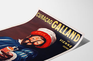 Vintage reclameposter Curaçao Galland, getoond op een gekromd vel papier, perspectivisch gefotografeerd.