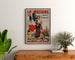 Vintage reclameposter La Messine, likeur, ingelijst boven een houten ladekast, tussen planten.