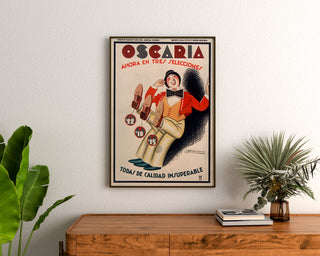 Vintage reclameposter Oscaria, schoenen, ingelijst boven een houten dressoir, tussen planten.
