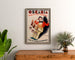 Vintage reclameposter Oscaria, schoenen, ingelijst boven een houten dressoir, tussen planten.
