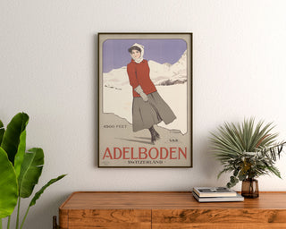 Zwitserland vintage – Adelboden – Carlo Pellegrini, 1905, ingelijst boven een houten dressoir tussen planten.