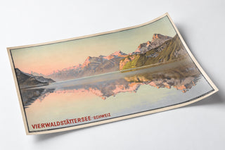 Vintage Zwitserse poster – Vierwaldstättermeer – Jakob Wyss, gepresenteerd op een gebogen vel, perspectivisch weergegeven.