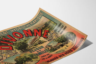 Vintage reisposter – Divonne — Gezinsverblijf bij het Meer van Genève, weergegeven op een gebogen vel, schuin bekeken.