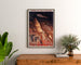 Vintage toeristenposter – Grottes de Lacave, Rocamadour, ingelijst boven een houten ladekast, tussen planten.
