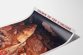 Vintage toeristenposter – Grottes de Lacave, Rocamadour, gepresenteerd op een gebogen vel, schuin gefotografeerd.