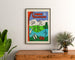 Vintage toeristische affiche – L’Ain touristique, ingelijst boven een houten dressoir, tussen planten.