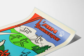 Vintage toeristische affiche – L’Ain touristique, weergegeven op een gebogen blad, perspectivisch gefotografeerd.