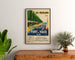 Vintage toeristische affiche – Les Peupliers, camping van Pont-de-Vaux, ingelijst boven een houten dressoir, tussen planten.