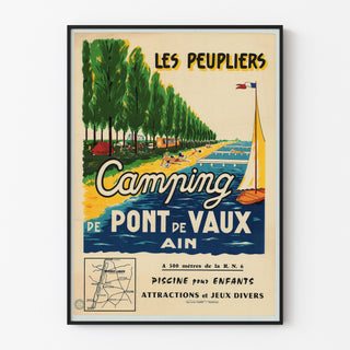 Vintage toeristische affiche – Les Peupliers, camping van Pont-de-Vaux, weergegeven in een smal kader aan een lichte muur.