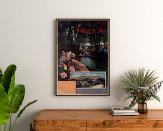 Vintage toeristische poster – Pougues-les-Eaux, PLM, ingelijst boven een houten ladekast, tussen planten.