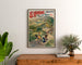 Vintage toeristische poster – Saint-Honoré-les-Bains, thermale baden, ingelijst boven een houten ladekast, tussen planten.