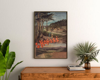 Vintage toeristische poster – Saint-Honoré-les-Bains, PLM, ingelijst boven een houten ladekast, tussen planten.