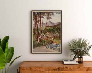 Vintage toeristische poster – Saint-Honoré-les-Bains, Tanconville, ingelijst boven een houten ladekast, tussen planten.