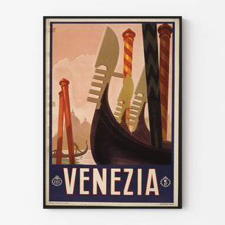 Vintage reisposter – Venezia, gondelboegen, weergegeven in een smal kader aan een lichte muur.