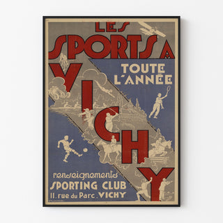 Vintage toeristische affiche – Vichy, sport het hele jaar door, weergegeven in een smal kader aan een lichte muur.