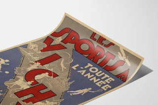 Vintage toeristische poster – Vichy, sport het hele jaar door, gepresenteerd op een gebogen blad, perspectivisch gezien.